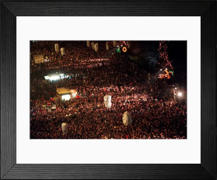 Framed Print : Hogmanay celebrations in Edinburgh December 1998 crowds of revellers at the bells in Framed Print : Hogmanay celebrations in Edinburgh December 1998 crowds of revellers at the bells in