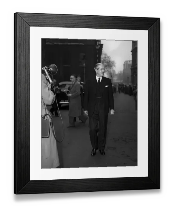 Framed Print : Harold MacMillan arriving Downing Street 1955 Framed Print : Harold MacMillan arriving Downing Street 1955