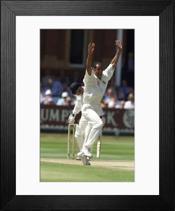  : Dean Headley claims the wicket of the first Kiwi July 1999 wicket of the day