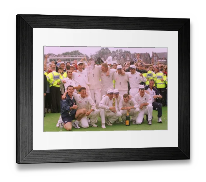 Framed Print : England v South Africa 5th test at Headingley aug 1998 england team group Framed Print : England v South Africa 5th test at Headingley aug 1998 england team group