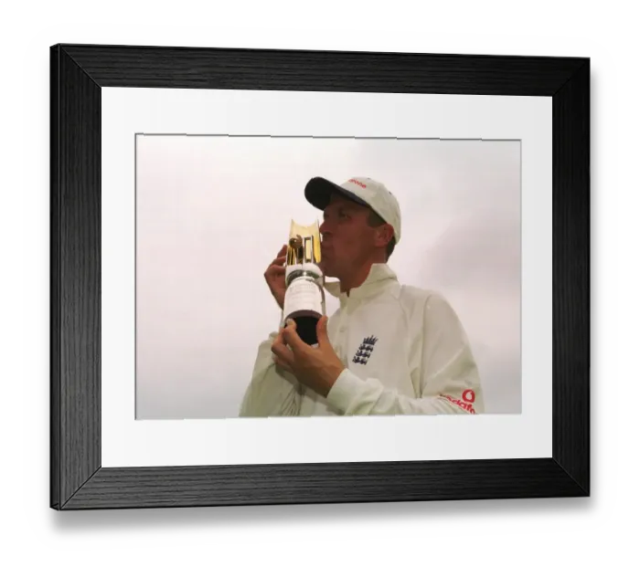 Framed Print : Alec Stewart kisses trophy at Headingley August 1998 after England had beaten South Framed Print : Alec Stewart kisses trophy at Headingley August 1998 after England had beaten South