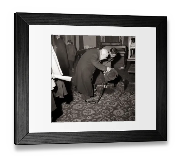 Framed Print : Horace Wyndham age 90 a member of the Athenaeum Club attending the sale