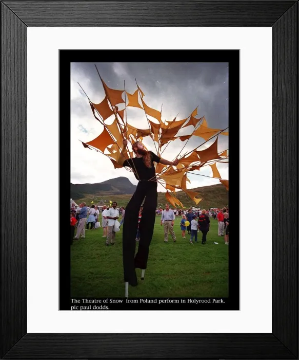 Framed Print : Edinburgh fringe festival august 1997 theatre of snow from poland perform in holyrood