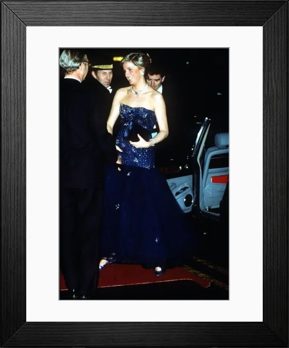 Framed Print : Diana, Princess of Wales arrives at Covent Garden Opera House for a performance of Framed Print : Diana, Princess of Wales arrives at Covent Garden Opera House for a performance of