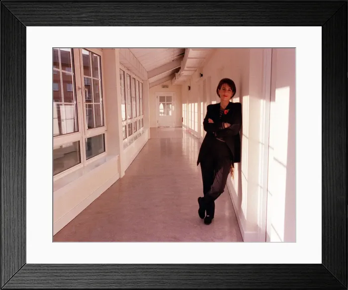 Framed Print : Kirsty Wark TV presenter at work November 1998 leaning on wall in corridor