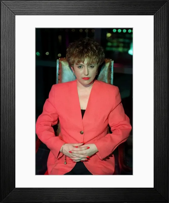 Framed Print : Nina Hilton TV Presenter November 1998 Live Tv presenter A©Mirrorpix