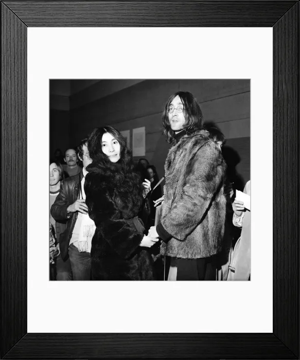 Framed Print : John Lennon and Yoko Ono, tonight to a room full of art students played on them a prank