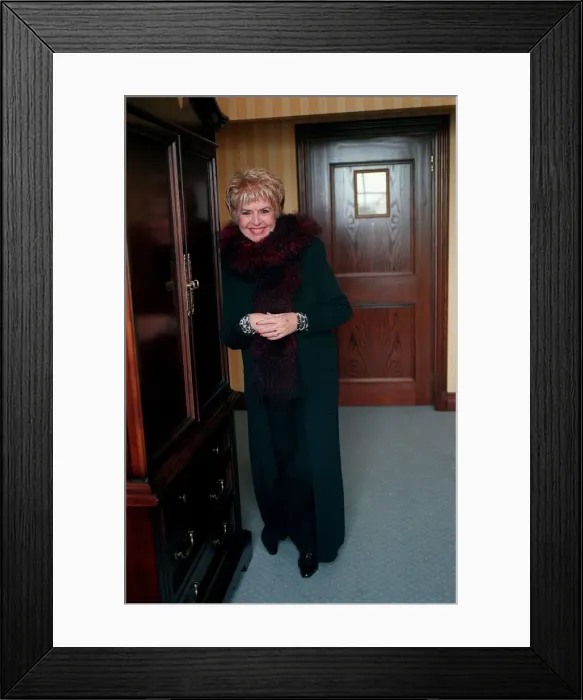 Framed Print : Gloria Hunniford TV Presenter October 1998 At home A©mirrorpix Framed Print : Gloria Hunniford TV Presenter October 1998 At home A©mirrorpix