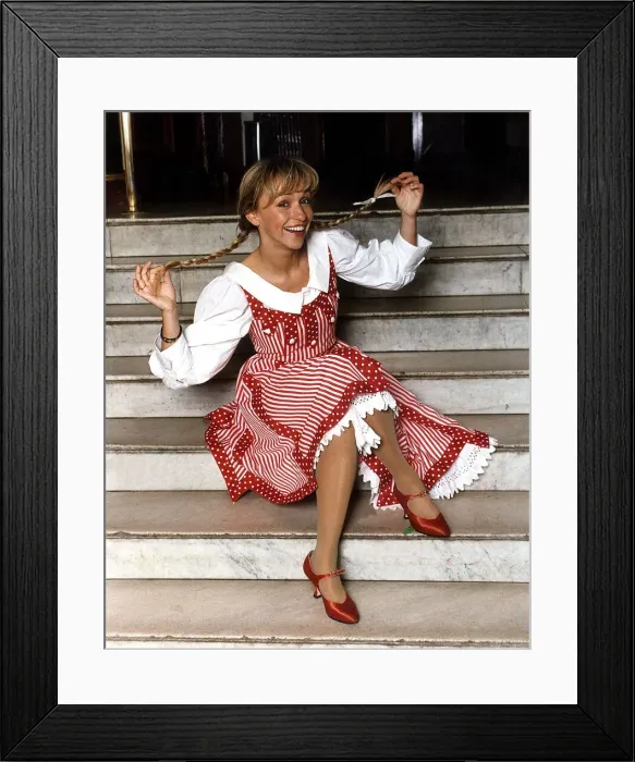 Framed Print : Michaela Strachan Childrens TV Presenter stars Goldilocks The 3 Bears A©mirrorpix