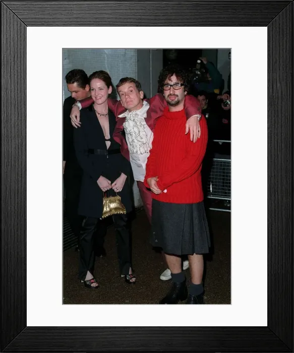 Framed Print : Frank Skinner Comedian / TV Presenter December 1998 Arriving at the LWT building in Framed Print : Frank Skinner Comedian / TV Presenter December 1998 Arriving at the LWT building in