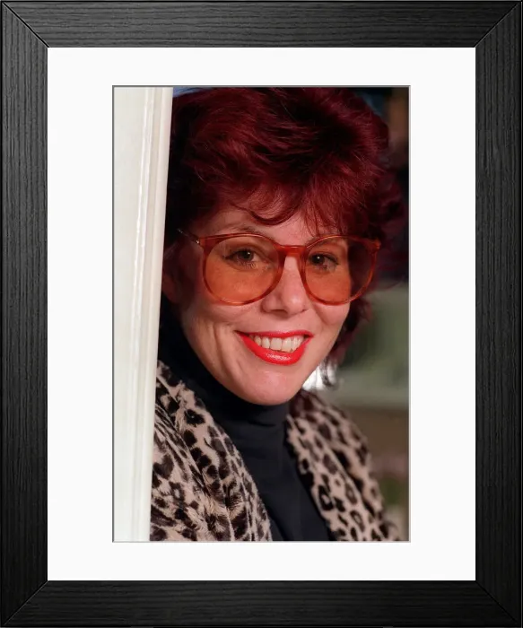 Framed Print : Ruby Wax Comedienne TV Presenter 1990 A©mirrorpix Framed Print : Ruby Wax Comedienne TV Presenter 1990 A©mirrorpix