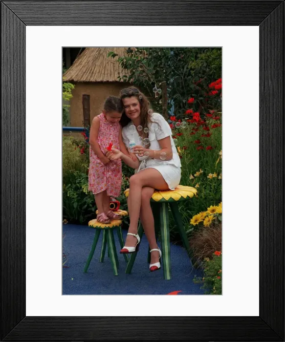 Framed Print : Annabel Croft TV Presenter July 1998 With her daughter Amber at the Hampton court Framed Print : Annabel Croft TV Presenter July 1998 With her daughter Amber at the Hampton court