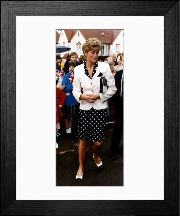 Framed Print : Diana, Princess of Wales at the Marlow Community Hospital to open a new clinic Framed Print : Diana, Princess of Wales at the Marlow Community Hospital to open a new clinic