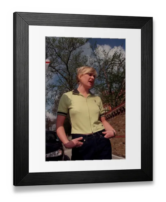 Framed Print : Wendy Turner TV Presenter August 1998 Outside the house of her sister tv presenter