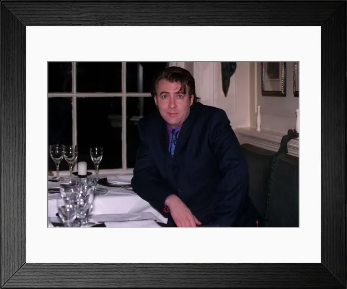 Framed Print : Jonathan Ross TV Presenter December 1997 Siting at table A©mirrorpix Framed Print : Jonathan Ross TV Presenter December 1997 Siting at table A©mirrorpix