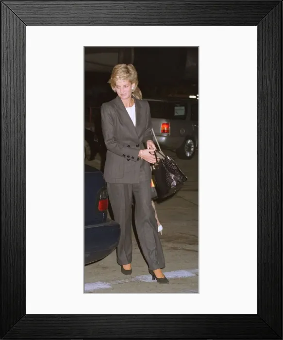 Framed Print : Princess Diana arriving back at Heathrow Airport, London following her brief visit to Framed Print : Princess Diana arriving back at Heathrow Airport, London following her brief visit to