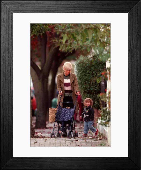Framed Print : Paula Yates TV Presenter November 1998 Walking near her home in London with her Framed Print : Paula Yates TV Presenter November 1998 Walking near her home in London with her
