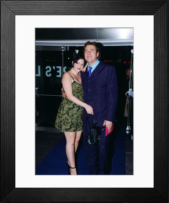 Framed Print : Jonathan Ross TV Presenter September 1998 Arriving for film premiere in London Framed Print : Jonathan Ross TV Presenter September 1998 Arriving for film premiere in London