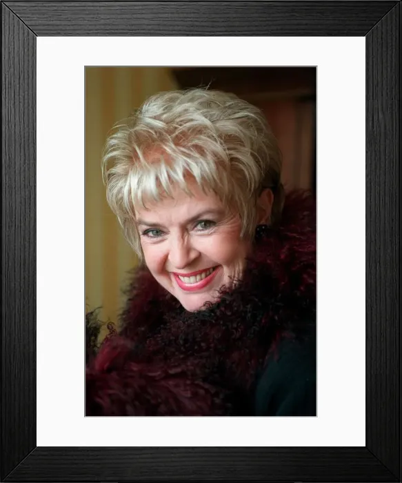Framed Print : Gloria Hunniford TV Presenter October 1998 A©mirrorpix