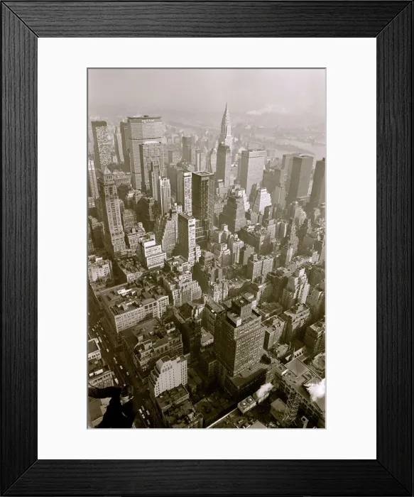 Framed Print : Window Cleaners a 1000 foot above the side walk cleaning the windows of the Empire State