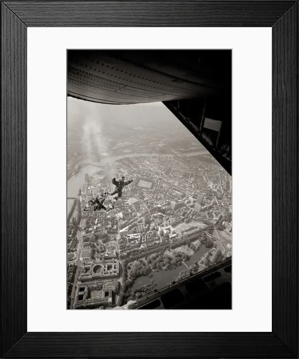 Framed Print : Aerial view of London July 1979. The 11 man team of RAF Falcon parachute display Framed Print : Aerial view of London July 1979. The 11 man team of RAF Falcon parachute display