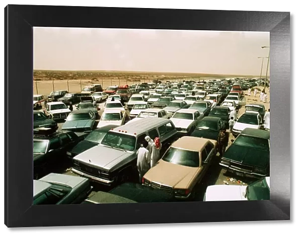 The main border crossing from Kuwait in to Saudi Arabia is blocked by Kuwati refugees