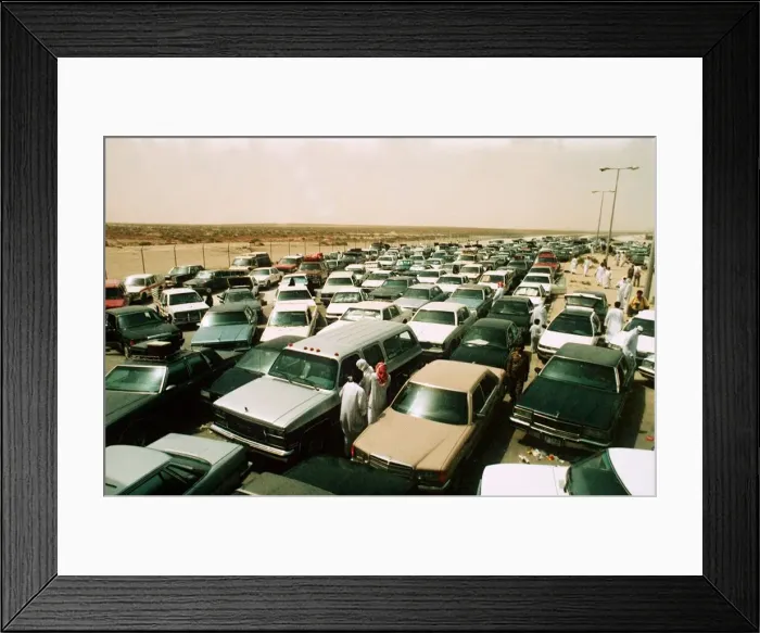 Framed Print : The main border crossing from Kuwait in to Saudi Arabia is blocked by Kuwati refugees Framed Print : The main border crossing from Kuwait in to Saudi Arabia is blocked by Kuwati refugees