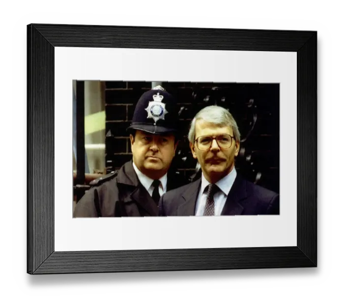 Framed Print : John Major with the policeman on duty outside No 10 Downing Street 1992 Framed Print : John Major with the policeman on duty outside No 10 Downing Street 1992
