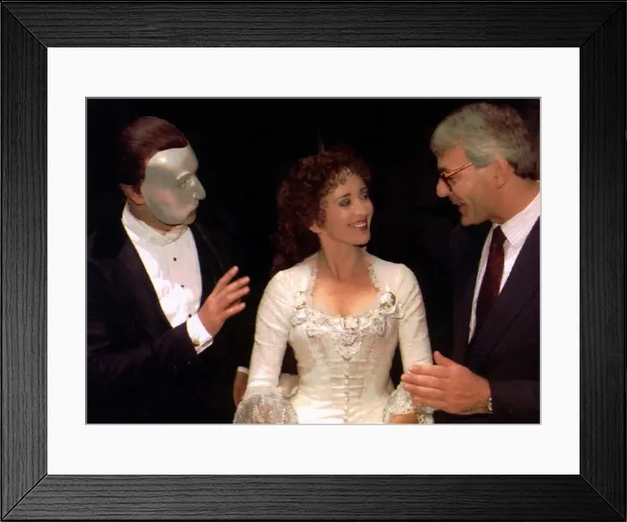Framed Print : John Major at the musical Phantom of the Opera with Kevin Gray gesturing Framed Print : John Major at the musical Phantom of the Opera with Kevin Gray gesturing