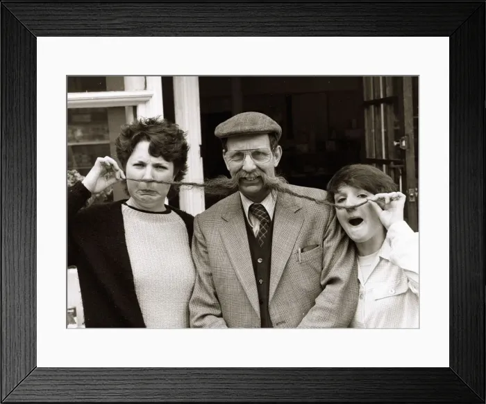 Framed Print : Fruiterer John Edwards of Wrexham North Wales with assistant Ann Owen customer Mary Kyne