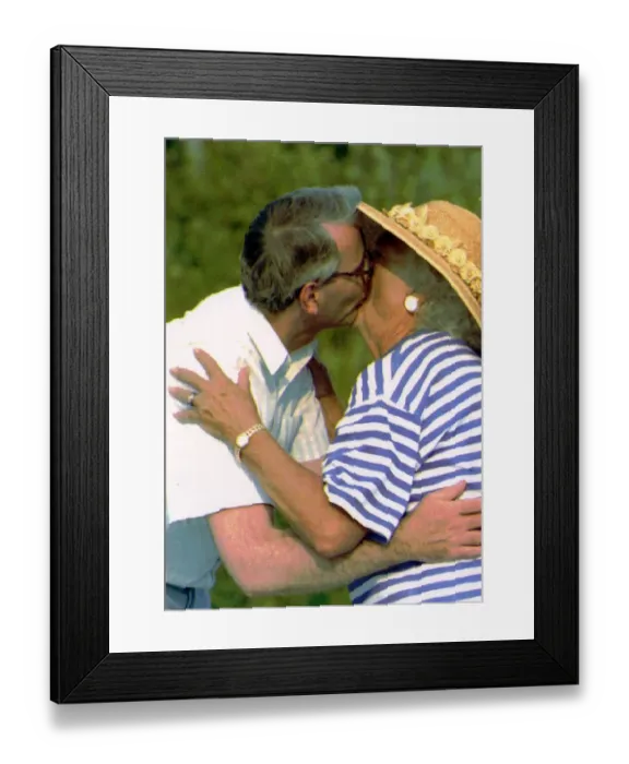 Framed Print : John Major kissing Babara Bush on the arrival of the Major family in USA 1991