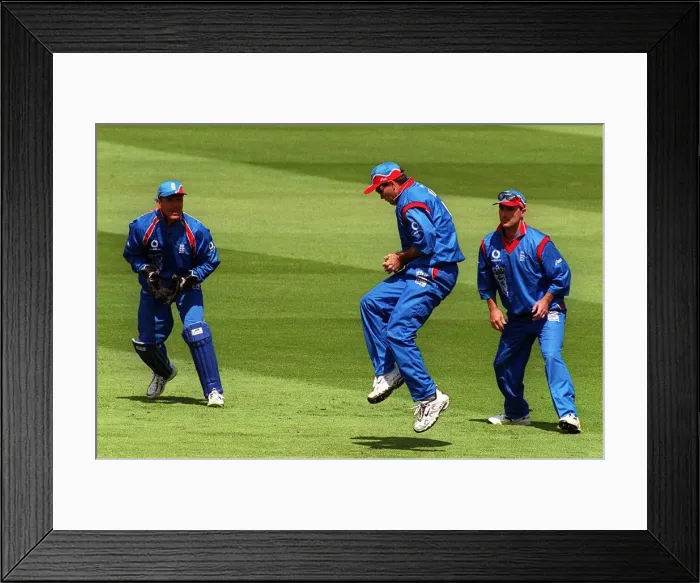 Framed Print : Graeme Hick catches Sanath Jayasuriya May 1999 during Englands opening match