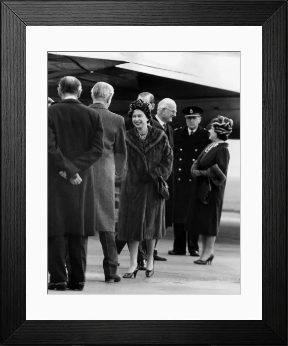 Framed Print : Queen Elizabeth leaving for a tour of Asia saying goodbye to Harold MacMillan the Prime