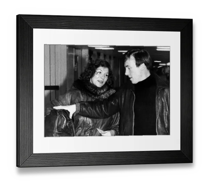 Framed Print : Carol Drinkwater Actress With Boyfriend Dbase Framed Print : Carol Drinkwater Actress With Boyfriend Dbase