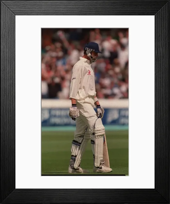 Framed Print : ALAN MULLALLY CRICKET PLAYER OF ENGLAND JULY 1999 WALKS BACK TO THE PAVILLION AFTER Framed Print : ALAN MULLALLY CRICKET PLAYER OF ENGLAND JULY 1999 WALKS BACK TO THE PAVILLION AFTER