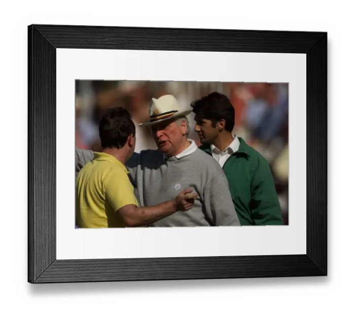 : Stewards stop cricket fans protest at Lords July 1999 during the second day : Stewards stop cricket fans protest at Lords July 1999 during the second day