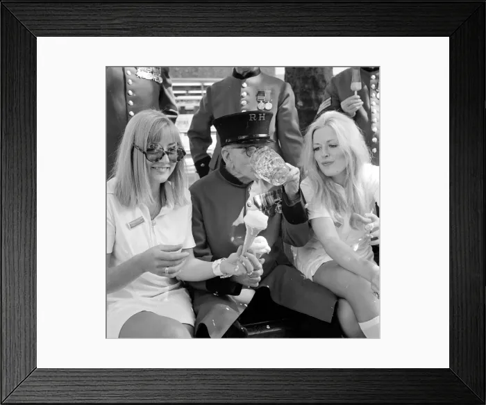 Framed Print : Waitress from the Chelsea Drugstore share a Ice Cream and a pint with some Chelsea