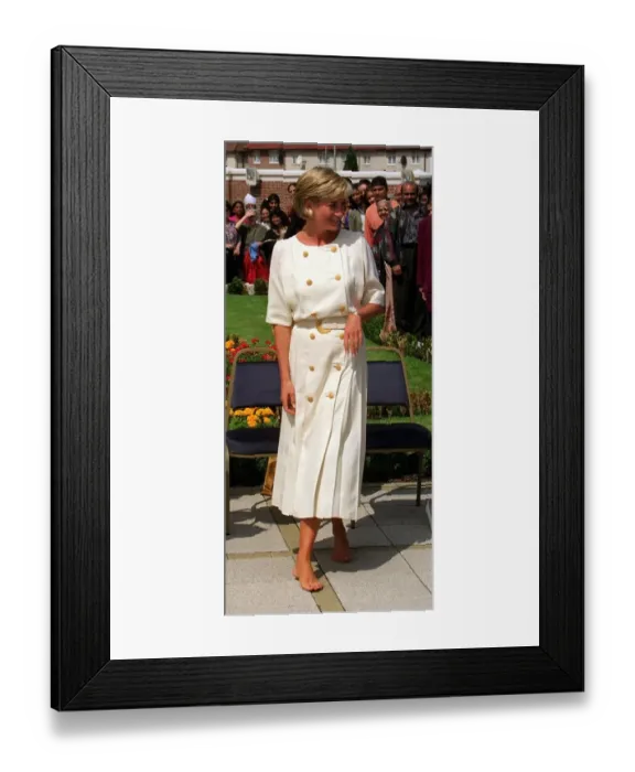 Framed Print : Diana, Princess of Wales during her visit to the Shri Swaminarayan Mandir Hindu Temple in