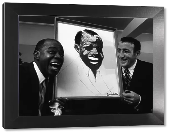 Tony Bennett presents Louis Armstrong a painting 1970 cleysc