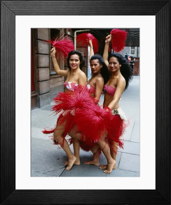 Framed Print : Polynesian dancers September 1988 dancing in Sauchiehall Street in Glasgow