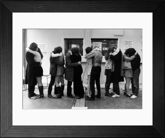 Framed Print : Kissing couples from Woolwich Polytechnic London in 1970 staged a Kiss-in during