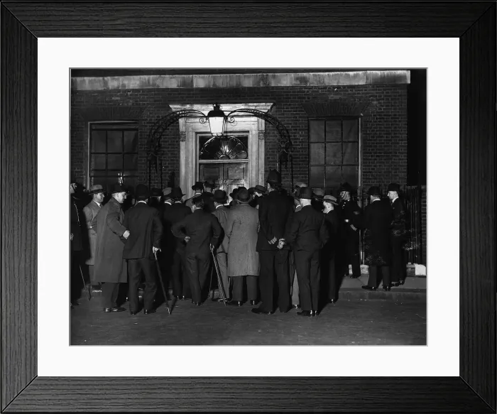 Framed Print : Scenes outside no 10 after 1931 cabinet resigned P 8804a Box 35 Date