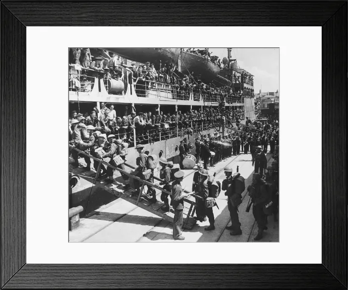 Framed Print : British soldiers boarding troop ship for France during WW2 Framed Print : British soldiers boarding troop ship for France during WW2