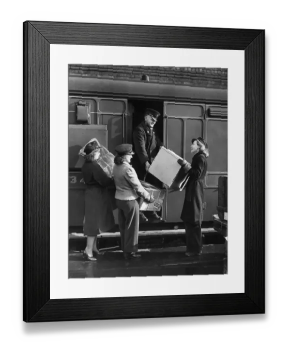 Framed Print : First women railway porters of WW2 on duty at Crewe station (MSI)