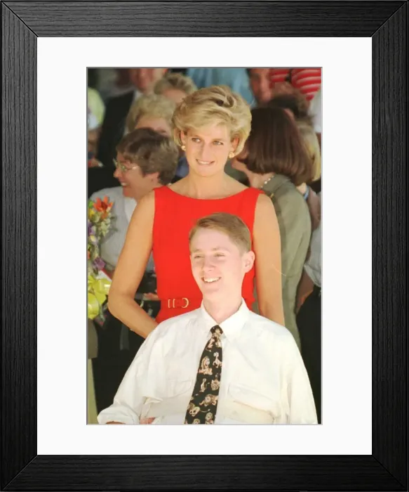 Framed Print : Princess Diana meets 18 year old Ben Robinson at a rehabilitation centre in Ryde Framed Print : Princess Diana meets 18 year old Ben Robinson at a rehabilitation centre in Ryde