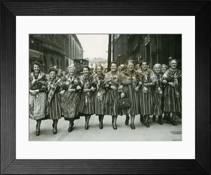 Framed Print : Arbroath Fishwives June 1954 Wearing traditional dress in Hope Street Glasgow