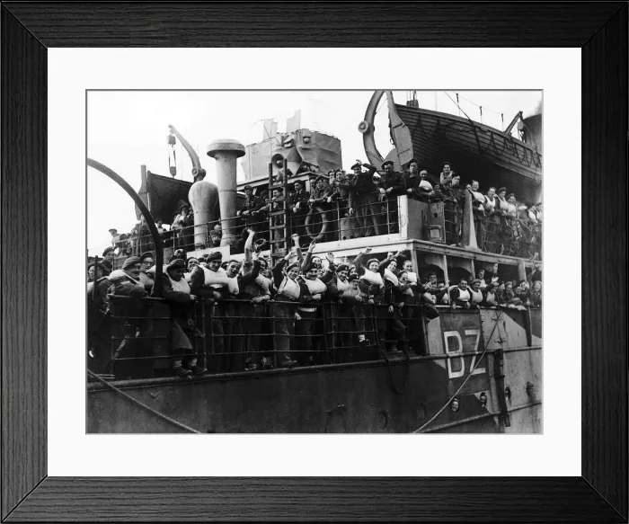 Framed Print : British soldiers wave from troop ship returning to England from Calais after a long spell Framed Print : British soldiers wave from troop ship returning to England from Calais after a long spell