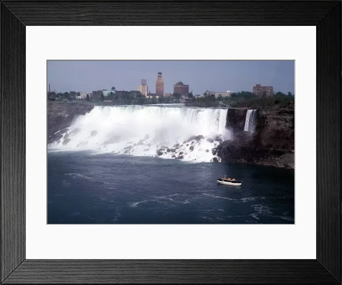 Framed Print : The Niagra Falls on the border between Canada and USA Framed Print : The Niagra Falls on the border between Canada and USA