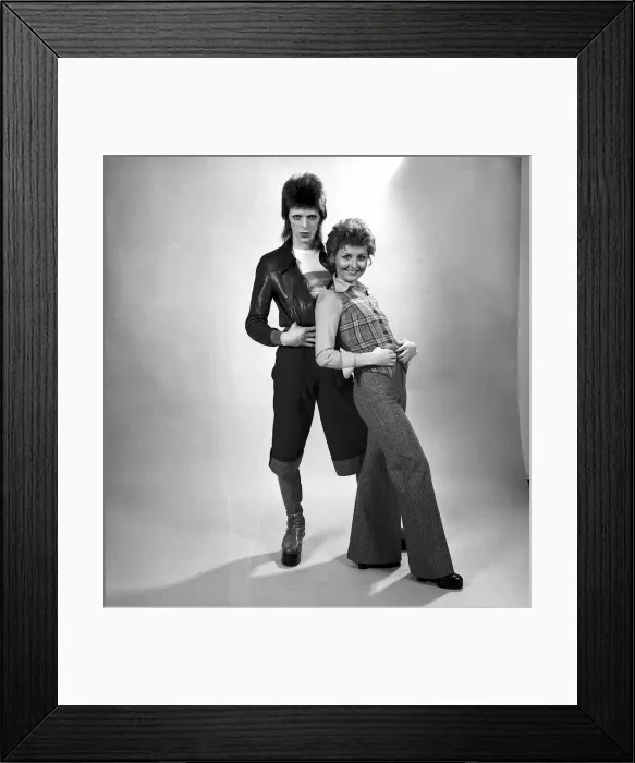 Framed Print : David Bowie singer with Lulu singer, December 1973 Framed Print : David Bowie singer with Lulu singer, December 1973