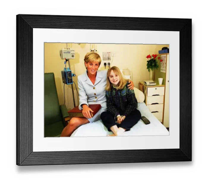 Framed Print : Diana, Princes of Wales visits the Royal Brompton Hospital in West London Framed Print : Diana, Princes of Wales visits the Royal Brompton Hospital in West London
